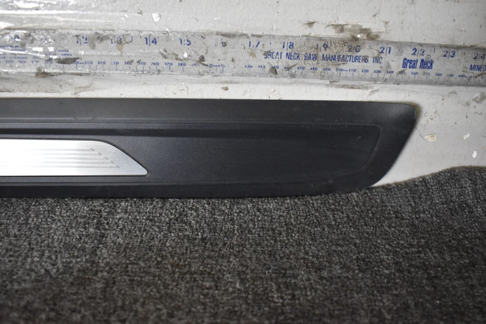 2016 BMW M4 F82 ПРАВАЯ НАКЛАДКА НА ПОРОГ С ПОТЕРТОСТЯМИ ЧЕРНАЯ ОТДЕЛКА 893801810 8063800 OEM - Изображение 3 из 4