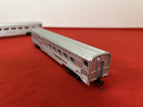 Lote de 2 vagones de pasajeros Burlington iluminados a escala HO* Tavern 120 y Pullman PB0 - Imagen 9 de 24
