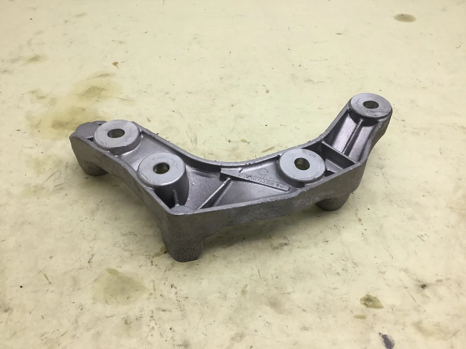 Soporte de montaje de cárter de aceite del motor Mercedes C43 W205 Conv AMG 3,0 L 17-20: O Foto 3 de 4