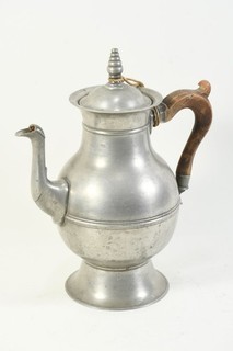 O79W20 Antike Zinn Henkelkanne mit Holzgriff am Boden datiert 1861