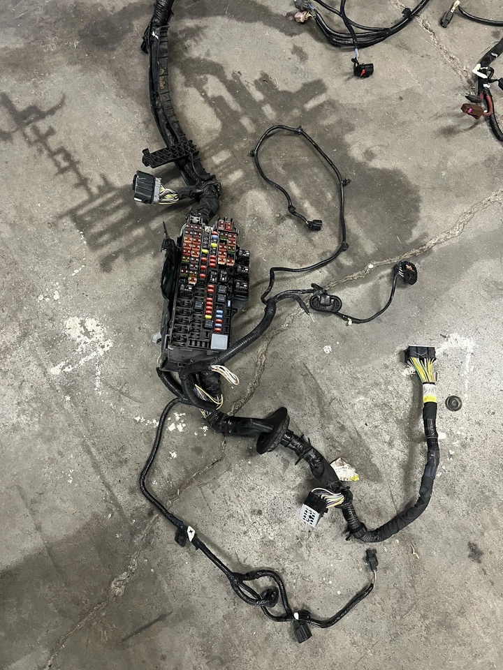 Arnés de cableado compartimento motor Ford F-550 Super Duty 2013 FC3T-12A581-B6EJ3 Foto 4 de 4