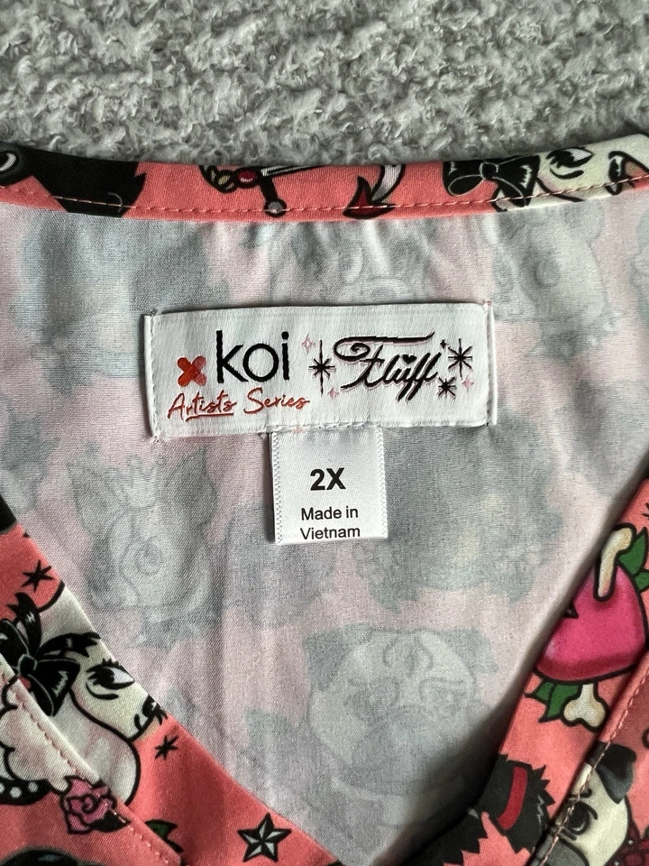 Koi Artists Scrub Top Feminino Tamanho 2X Laranja Cachorro Fluff Cocô Enfermagem Médica - Imagem 2 de 4