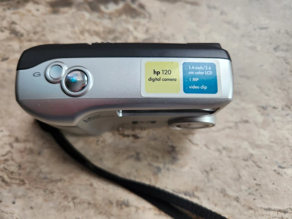 HP Photosmart 120 Digital Camera Silver 1.0 MP, 2x Digital Zoom - Image 3 of 4