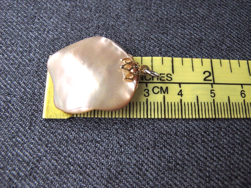 Vintage pearly cabochon plastic heart pin & free form mother of pearl pendant - Picture 6 of 11