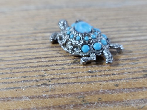 VINTAGE JEWELRY LOT – ENAMEL ? FLORAL BROOCH, TURTLE PENDANT, TOGGLE CLASP - Picture 18 of 21