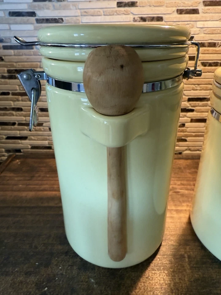 3 PIECE WHITE CANISTER SET  WITH AIR TIGHT LOCKING LIDS - Image 3 of 4