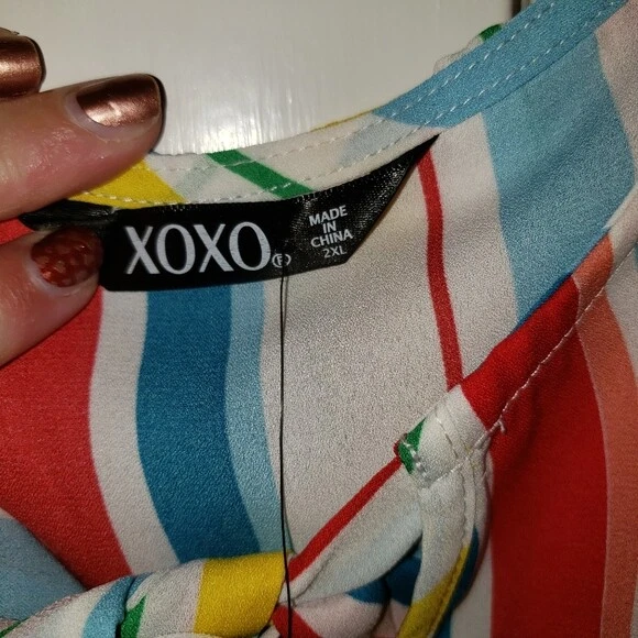 XOXO 挖肩条纹短 V 领套衫上衣,尺寸 XXL — 第 3/4 张图片