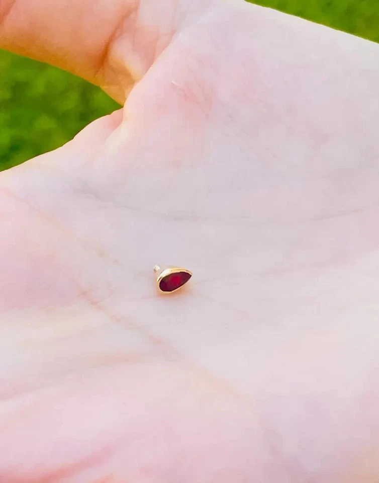 Tapa dérmica 4 mm lágrima sangre pera rubí rojo natural perno bazel ajuste oro 14k Foto 2 de 4