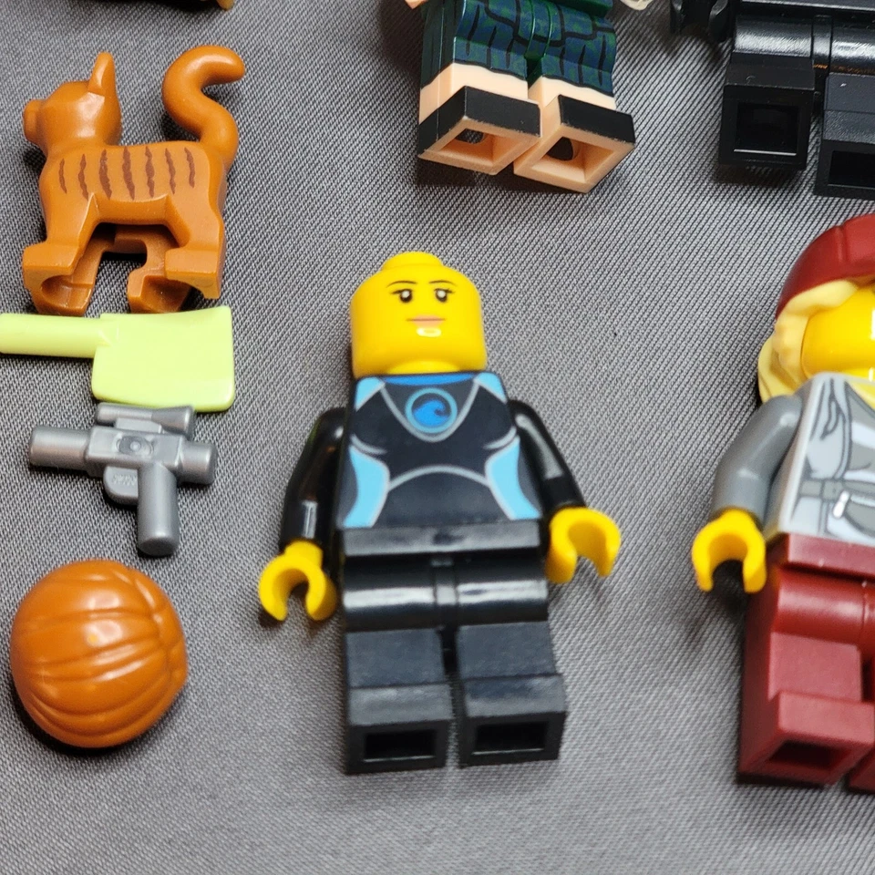 Lego Minifigure Lot Batman Joker Alien Minecraft Bike, Dog, Cat, Police Man - Image 2 of 4