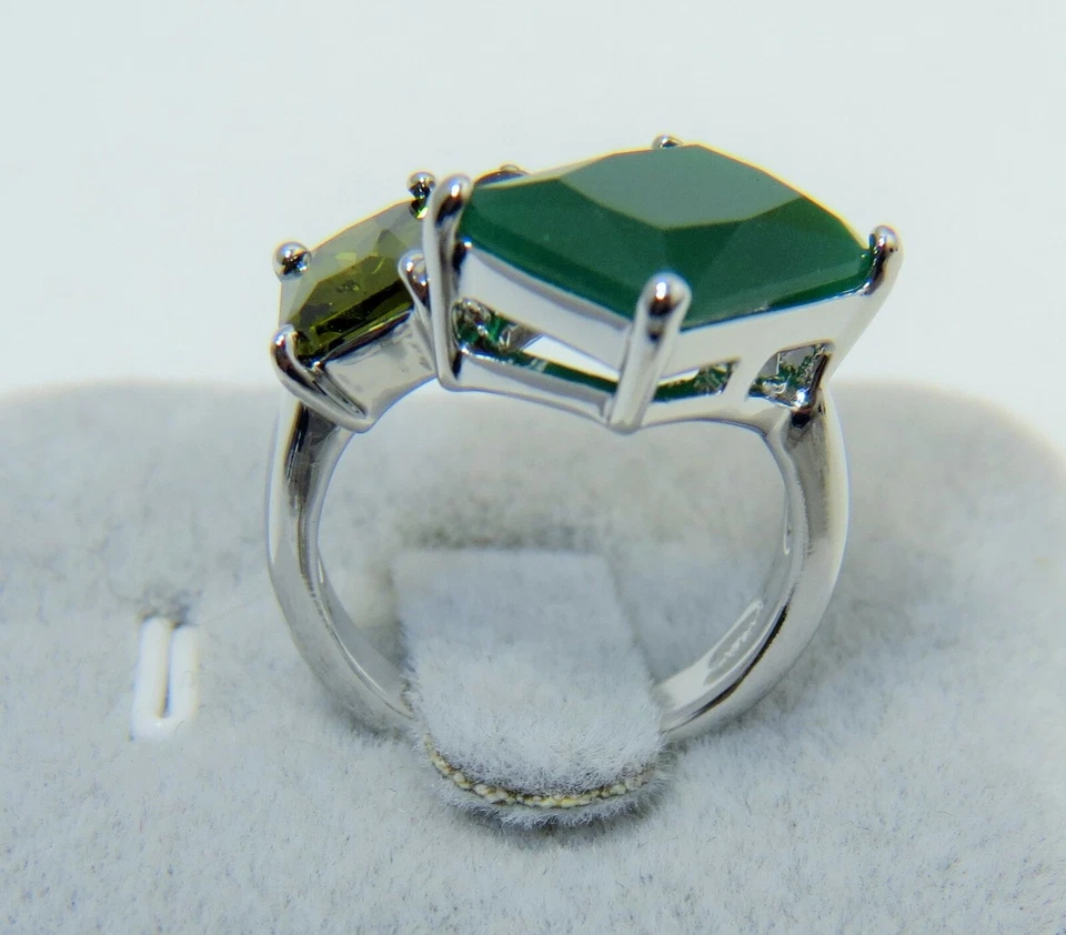 Anillo Bling! Banda de oro blanco con piedras talla esmeralda y peridoto talla 6 o 9 Foto 3 de 4