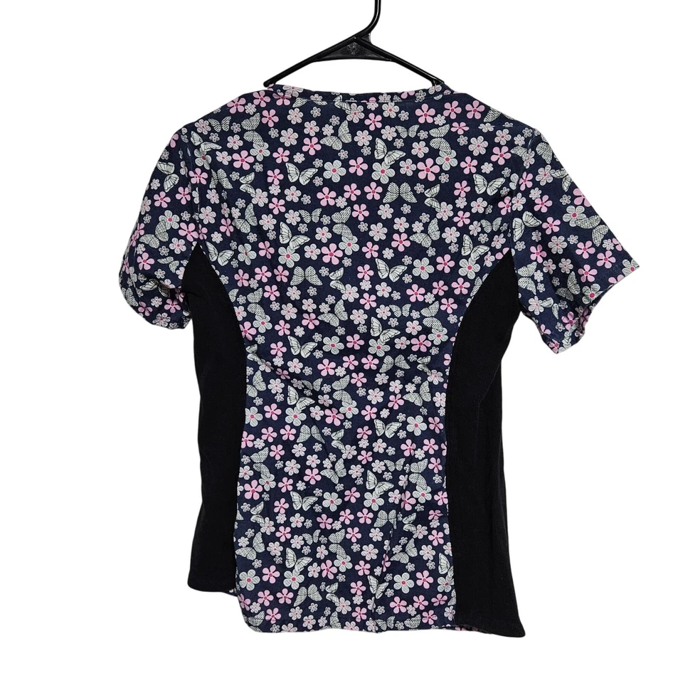 Blusa Médica Médica Medgear para Mujer Talla Pequeña Estampado Floral Mariposa Manga Corta Foto 2 de 4