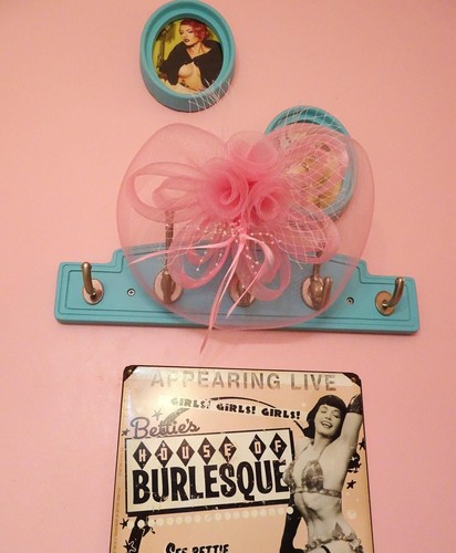 Vintage Pink Fascinator Hat w/ Veil Feathers & Bow pinup retro Kentucky Derby - Picture 11 of 11