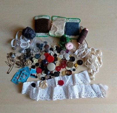 Basteln Omas Nähzeug Lochstickerei Knöpfe Nieten Zwirn Garn Vintage DDR Zeiten 