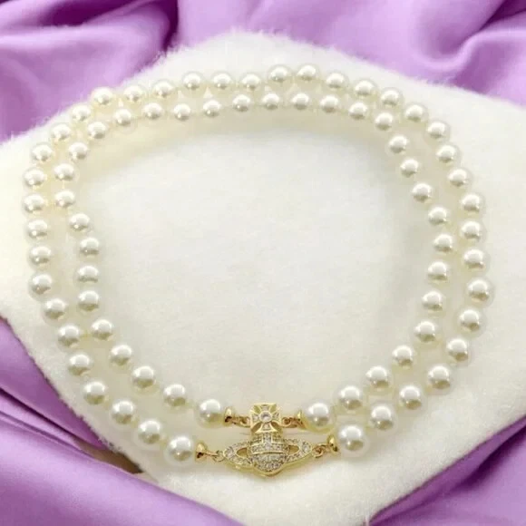 Gargantilla magnética Vivienne Westwood tono dorado GRAZIELLA dos filas perla. Foto 2 de 4