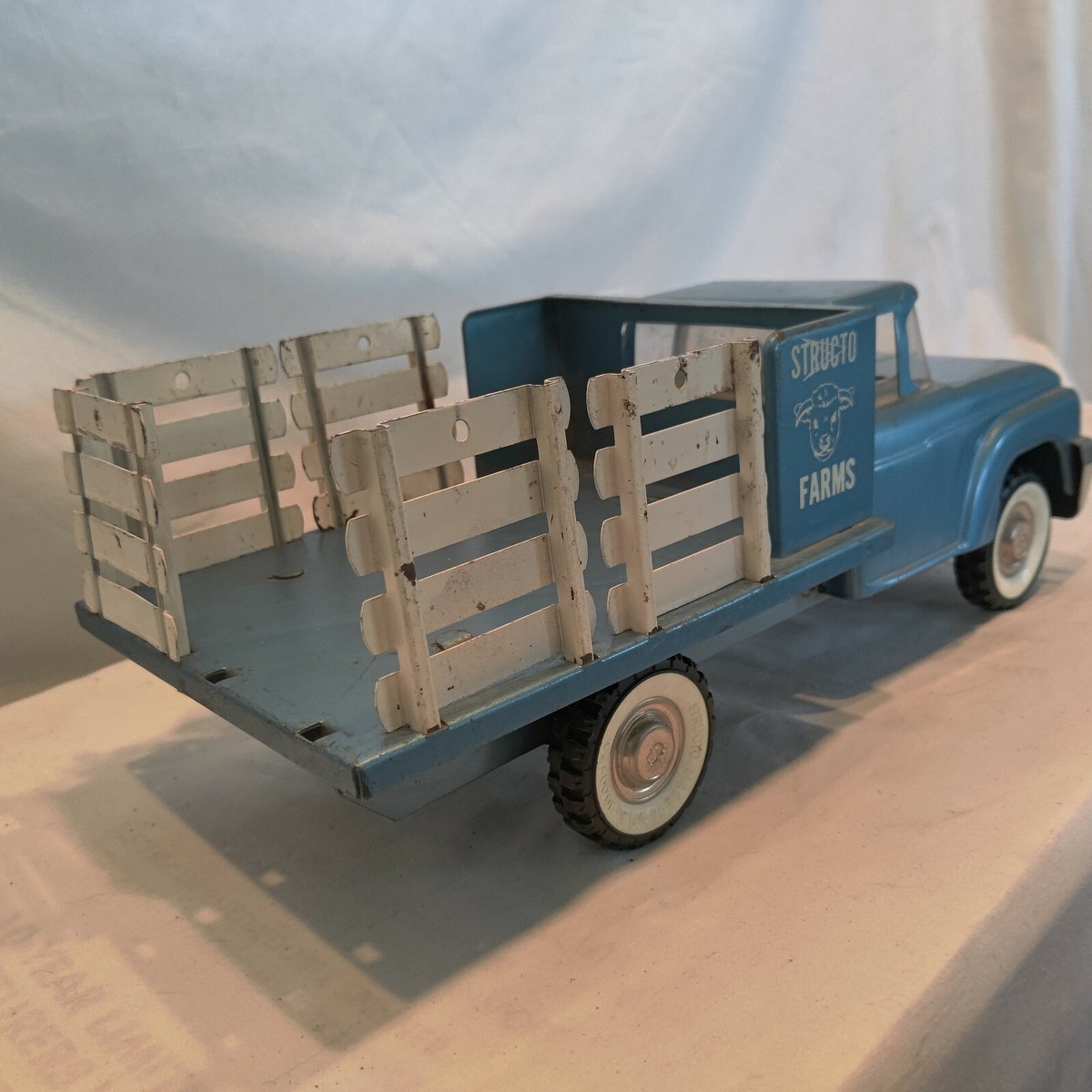 VINTAGE STRUCTO Farm LIVESTOCK STAKE BED TRUCK 1960'S-PRESSED