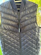 Greyson down filled vest . Navy blue in size Large Hideaway private club