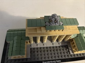 LEGO ARCHITECTURE: Brandenburg Gate (21011) - complete, no box, no instructions
