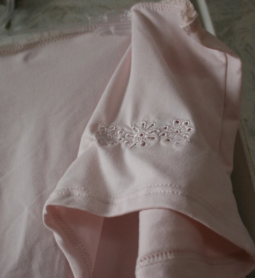 Camiseta sin mangas y bikini JESSICA SIMPSON.Talla XL.Color nude natural.Correas.Bordado Foto 2 de 2