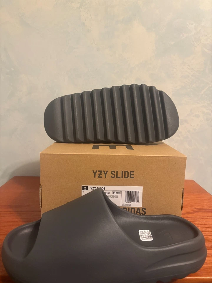 Adidas Yeezy Slide Gris Pizarra (Hombre Tallas 6-13) Envío Rápido GRATIS | ID2350 Foto 2 de 3