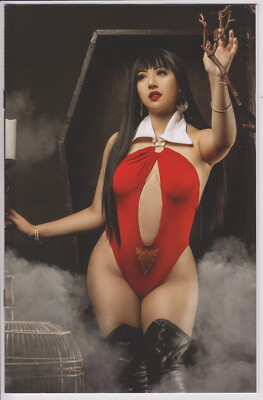 Vampirella The Dark Powers #4 Cosplay Virgin 1:35 Variant