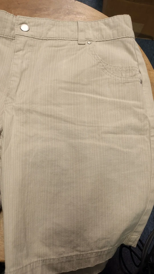 Bermuda feminina Lee Just Below The Waist bege listrada bronzeada 12 média - Imagem 4 de 4