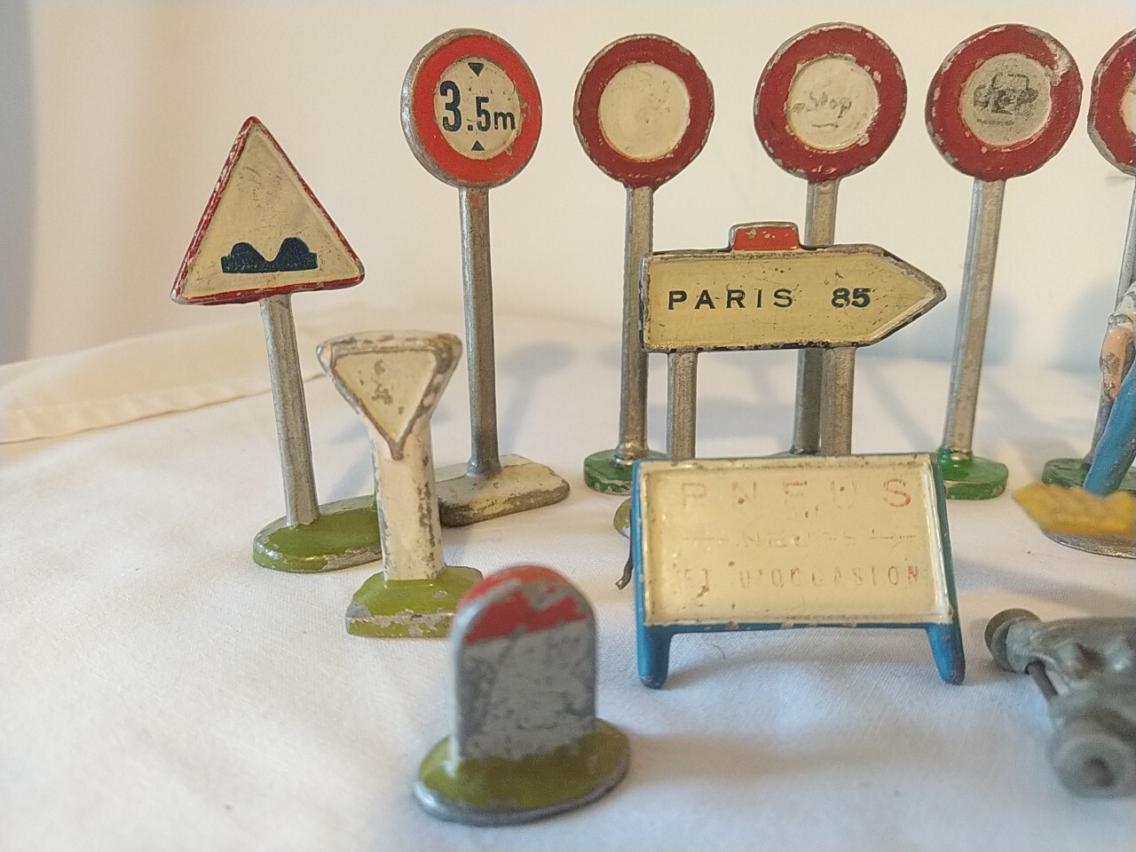 quiralu-cofalu-aludo-lot-comprenant-cric-pompe-a-essence-panneaux-an-50