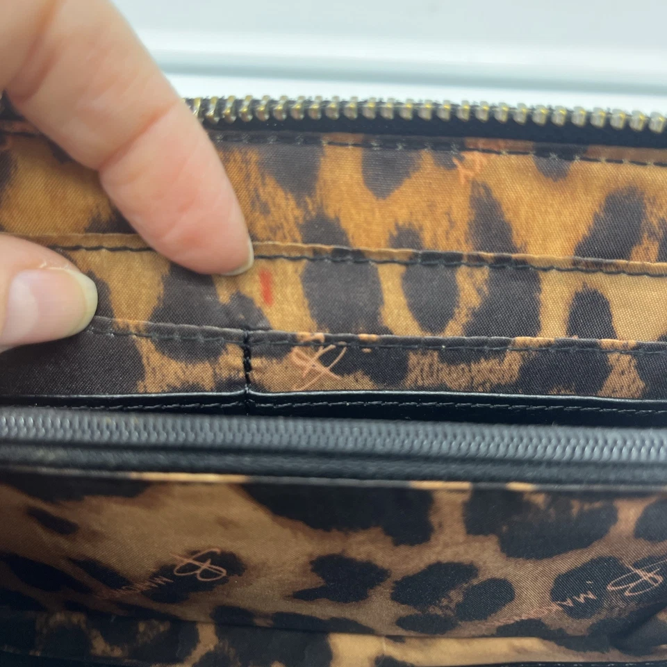 Cartera de cuero B Makowsky con cremallera alrededor negra plateada con defecto de leopardo de 8 pulgadas X 4,5 pulgadas Foto 4 de 4