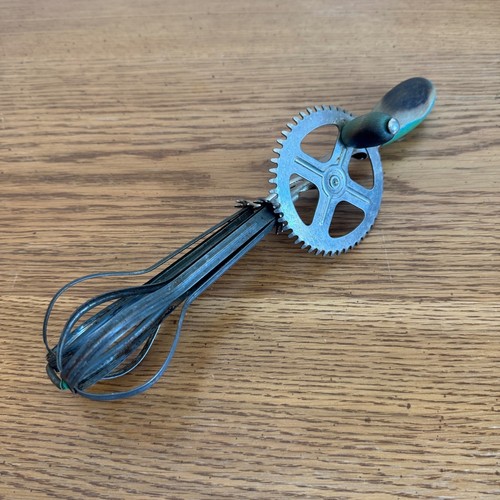 Vintage A&J Hand Crank Egg Beater Whisk Pat Oct 9 1923 USA Green Kitchen Tool