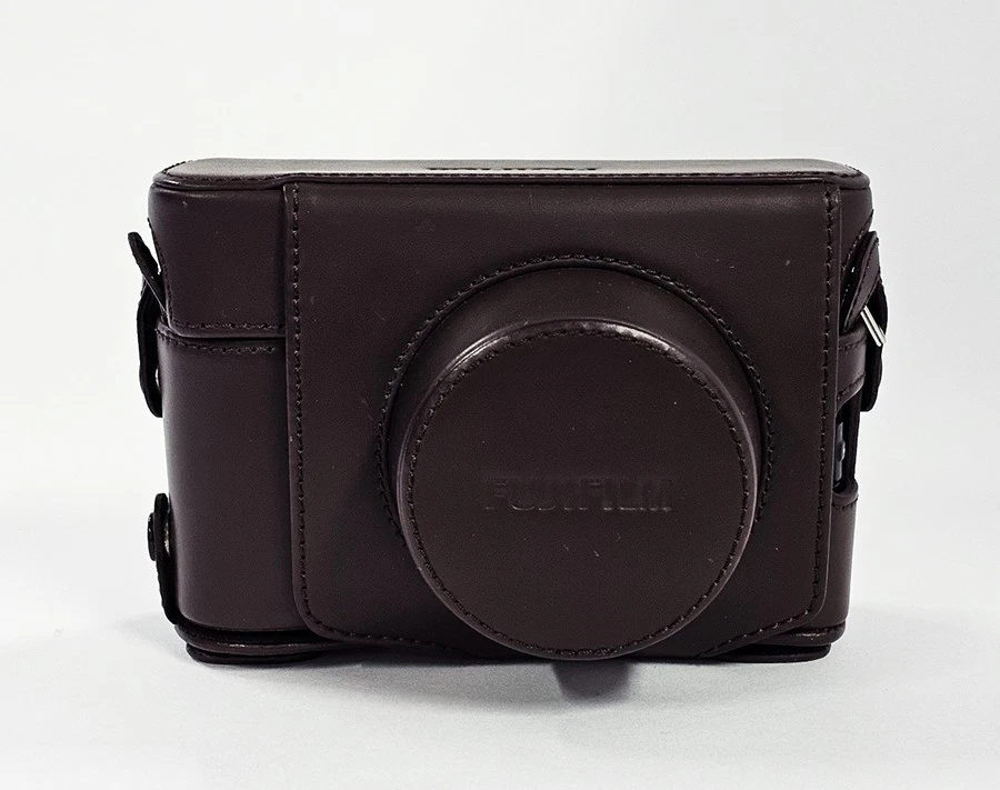 #Fujifilm X100F 24.3 MP Digital Camera-Silver(1600 count)  S/N 01927 + FUJI CASE - Image 2 of 4