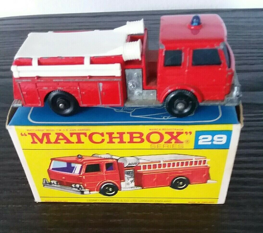 マッチボックス No.29 FIRE PUMPER TRUCK レズニー s-l1200.jpg