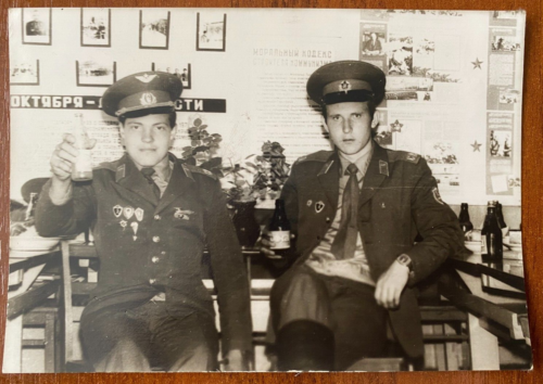 Beautiful boy military soldiers drinking Coca-Cola. Vintage photo - 第 1/2 張圖片