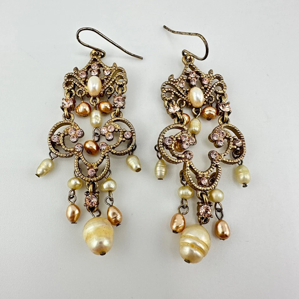 Liz Claiborne 淡水珍珠粉色水晶金色吊灯 2.5 英寸耳环 — 第 4/4 张图片