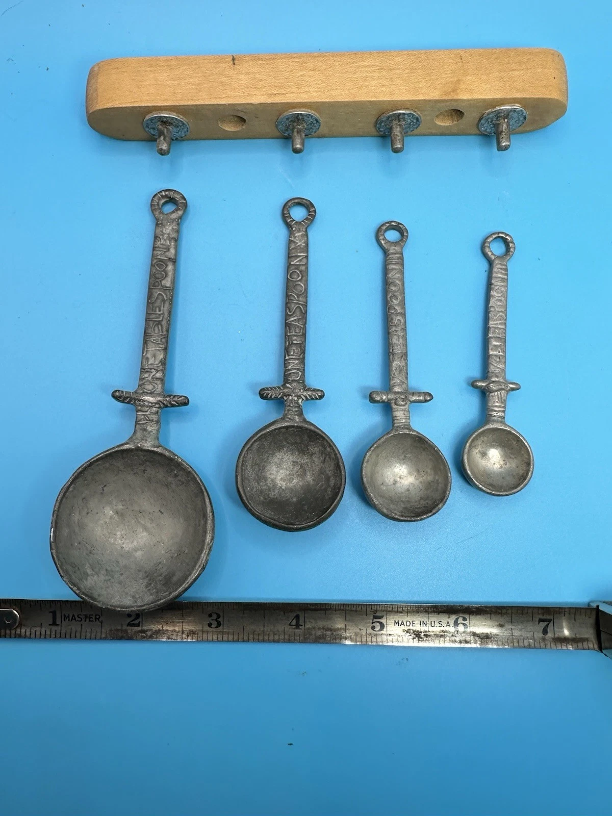 Beautiful Vtg Crosby & Taylor Pewter Measuring Spoon Set w/Wooden Hanging Rack