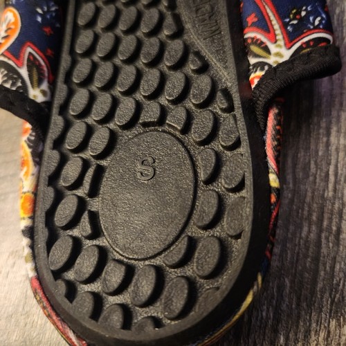 New! Nufoot Skid-Resistant Neoprene Slippers, Paisly Print Small (Size 4-5) - Picture 4 of 5