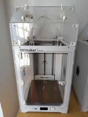Ultimaker 3 extended 3D Drucker mit Cover/Haube von Accante