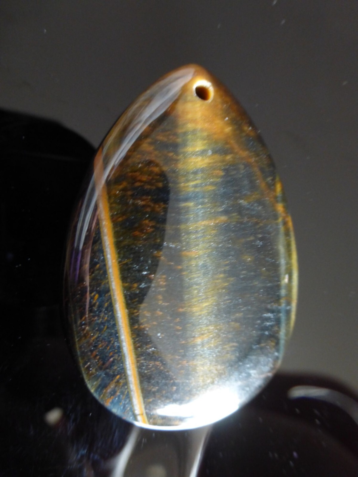 Pendentif larme en oeil de tigre brun et doré de 4.8 cm pour collier femme et homme