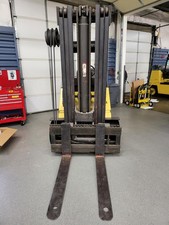 Hyster S100E Propane Forklift 10,000Lbs - close-up view
