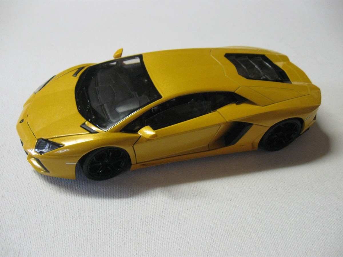 1:24-1:26 WELLY LAMBORGHINI AVENTATOR LP700-4 DIECAST CAR W/O BOX