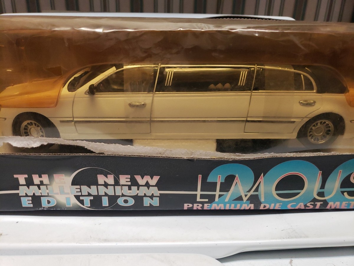 Sun Star 2000 Lincoln Town Car Limo 1:18 Scale Diecast Model