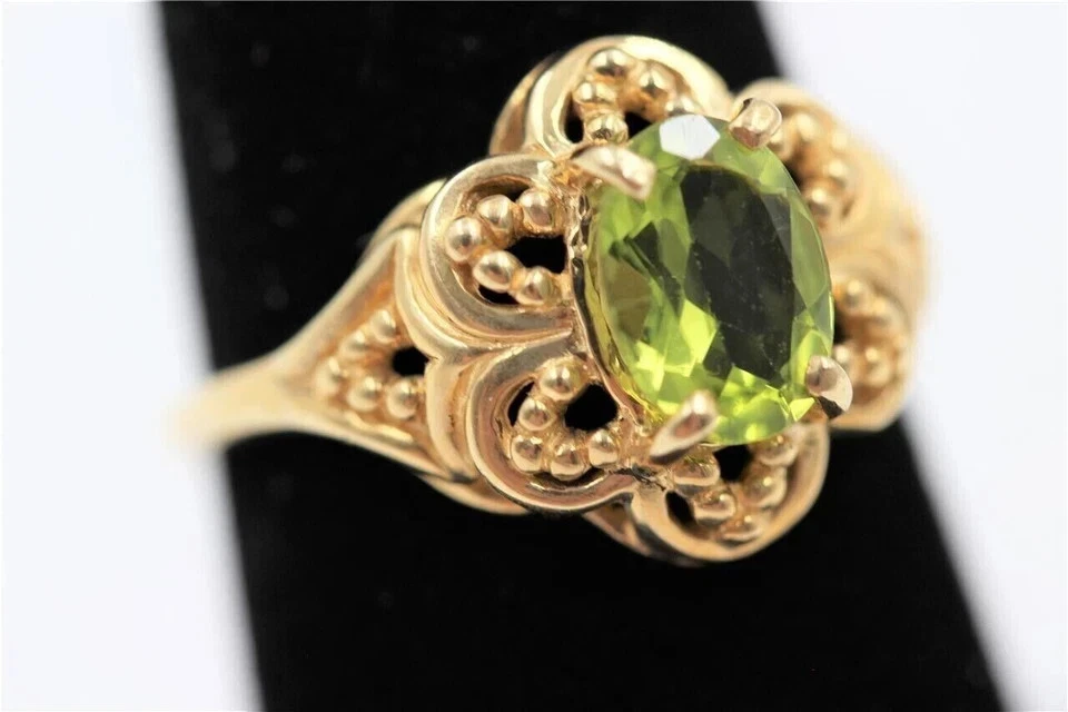 Anillo de compromiso de peridoto creado en laboratorio ovalado de 2 quilates con caña de diseñador de oro amarillo de 14 quilates Foto 2 de 3