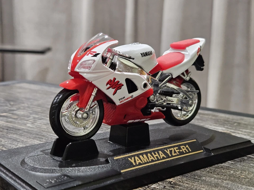 ROAD SIGNATURE Yamaha YZF-R1 1:18 Scale Die-Cast Motorcycle - Image 3 of 4