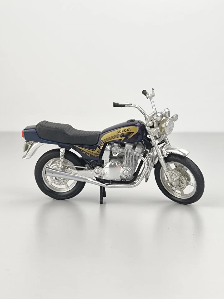 Maisto Suzuki GSX 750 1:18 Motorrad Modell - Blau/Gold - Top Zustand - Bild 1 von 4