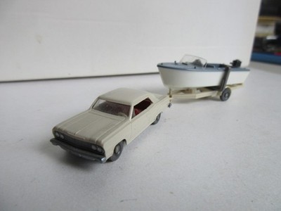 Wiking 1:87 Chevrolet Malibu mit Motorbootanhänger !!!