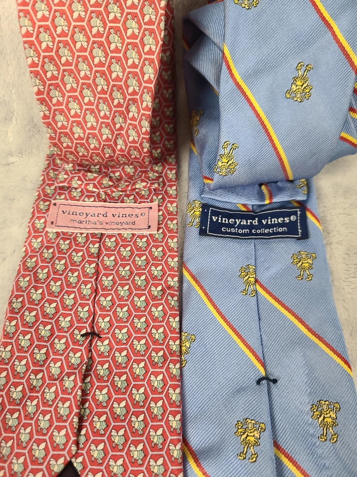 Lote de 2 Corbatas Vineyard Vines Para Hombre Azul Seda Rayas Rojo Motivo Estampado Novedad Foto 4 de 4