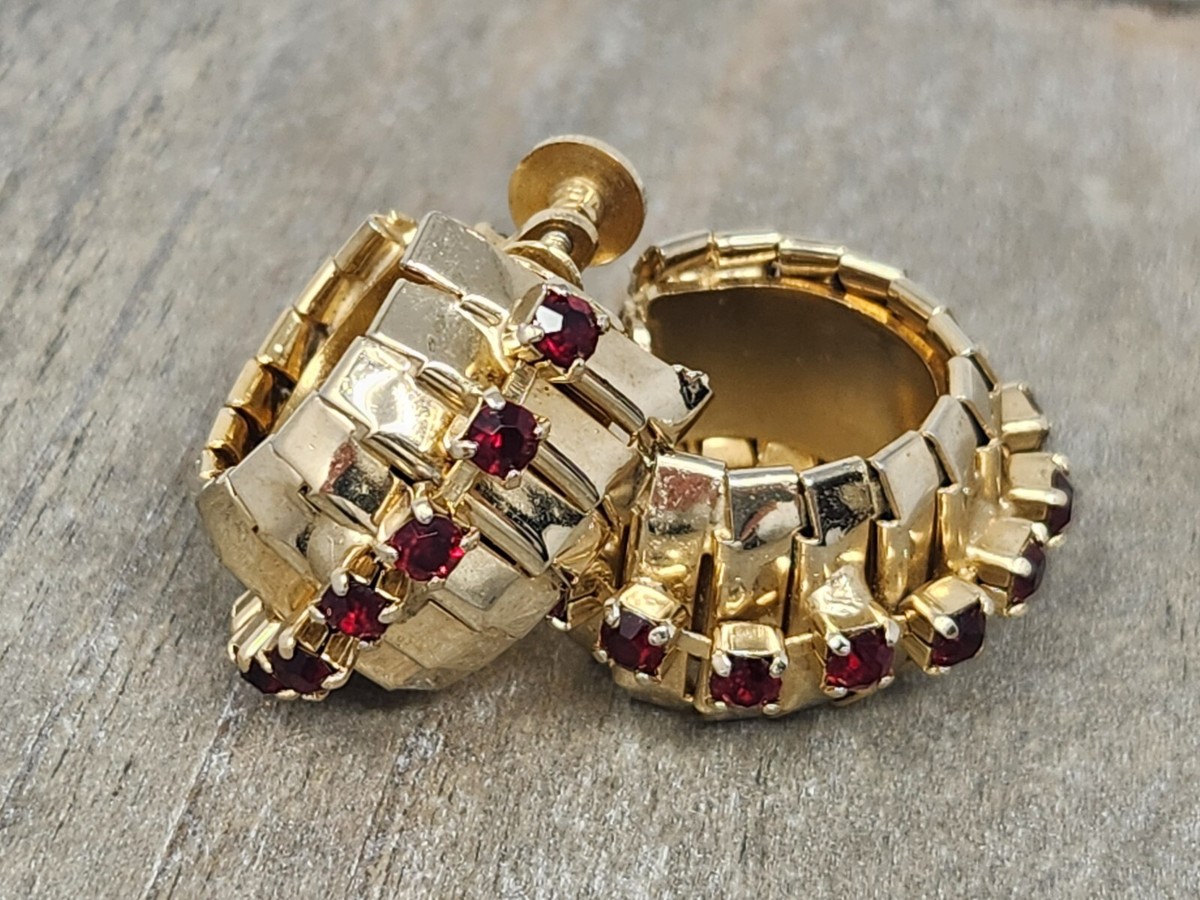 Coro Gold Tone Red Rhinestone Huggie Hoop Screw-back Earrings Vintage 1 Inch