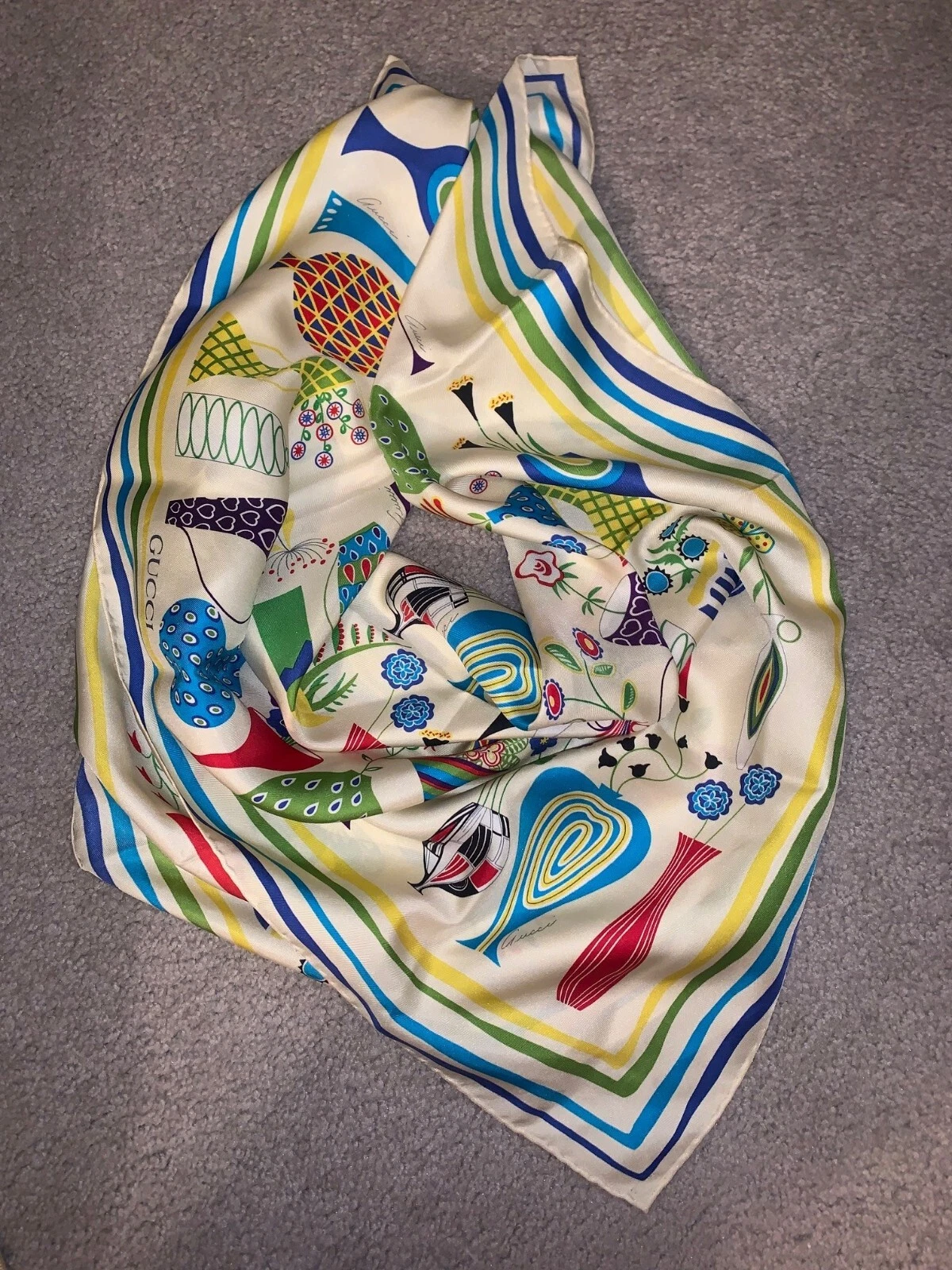 Foulard GUCCI couleur ivoire vases fleurs comme neuf garanti authentique