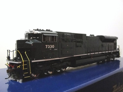 ATHEARN GENESIS HO ATHG75758 PROGRESS RAIL PRLX SD70ACU #7330 NS BLK/WHT DCC RDY - Picture 3 of 8
