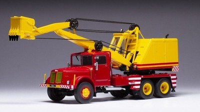 IXOMODELS, TATRA 111 D030 A 6x4 Forwarder mit Schaufel 1958 rot und gelb., 1/...