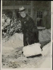 1934 Press Photo Chicago meteorologist C.A. Donnel shovels snow at his home