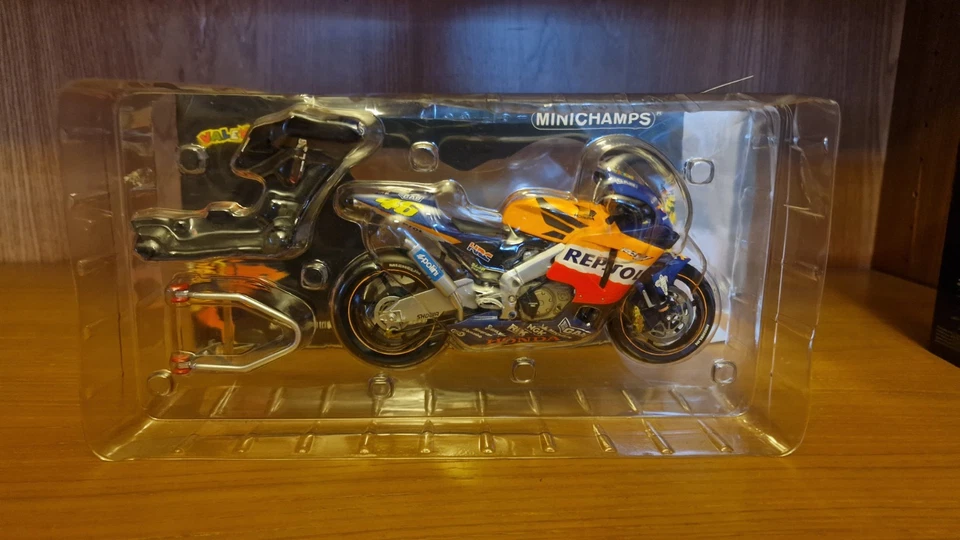 MINICHAMPS 1:12 HONDA RC211V 2002 REPSOL VALENTINO ROSSI COLLECTION + FIGURINE - Immagine 3 di 4